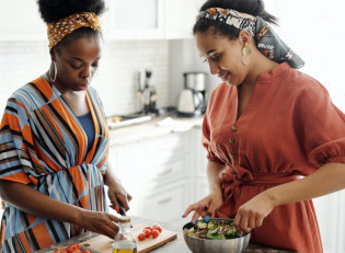 2 femmes préparent à manger