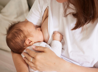 une mère allaite son bébé
