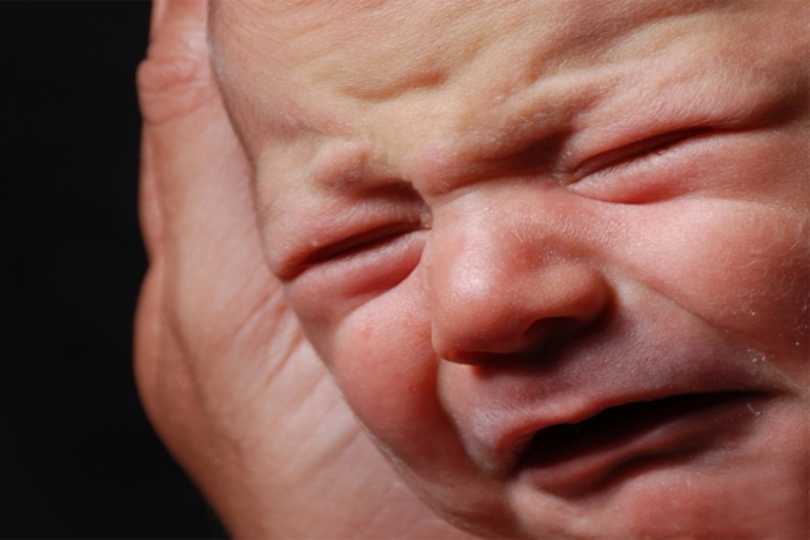 Pourquoi les bébés pleurent plus avec leur mère ?