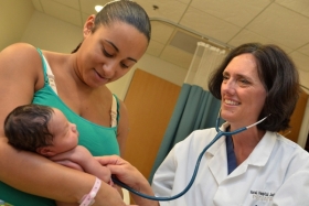 La douleur du bébé à l’hôpital, le rôle des parents