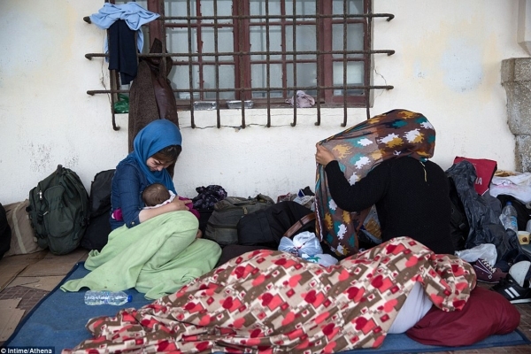 Deux jeunes mères allaitant leurs bébés devant le commissariat de Kos (île grecque)