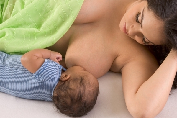 Les mères qui donnent le biberon surestiment la durée et la qualité de sommeil de leur bébé